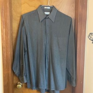 Van Heusen wrinkle Free Men’s Shirt. Gray stripes.